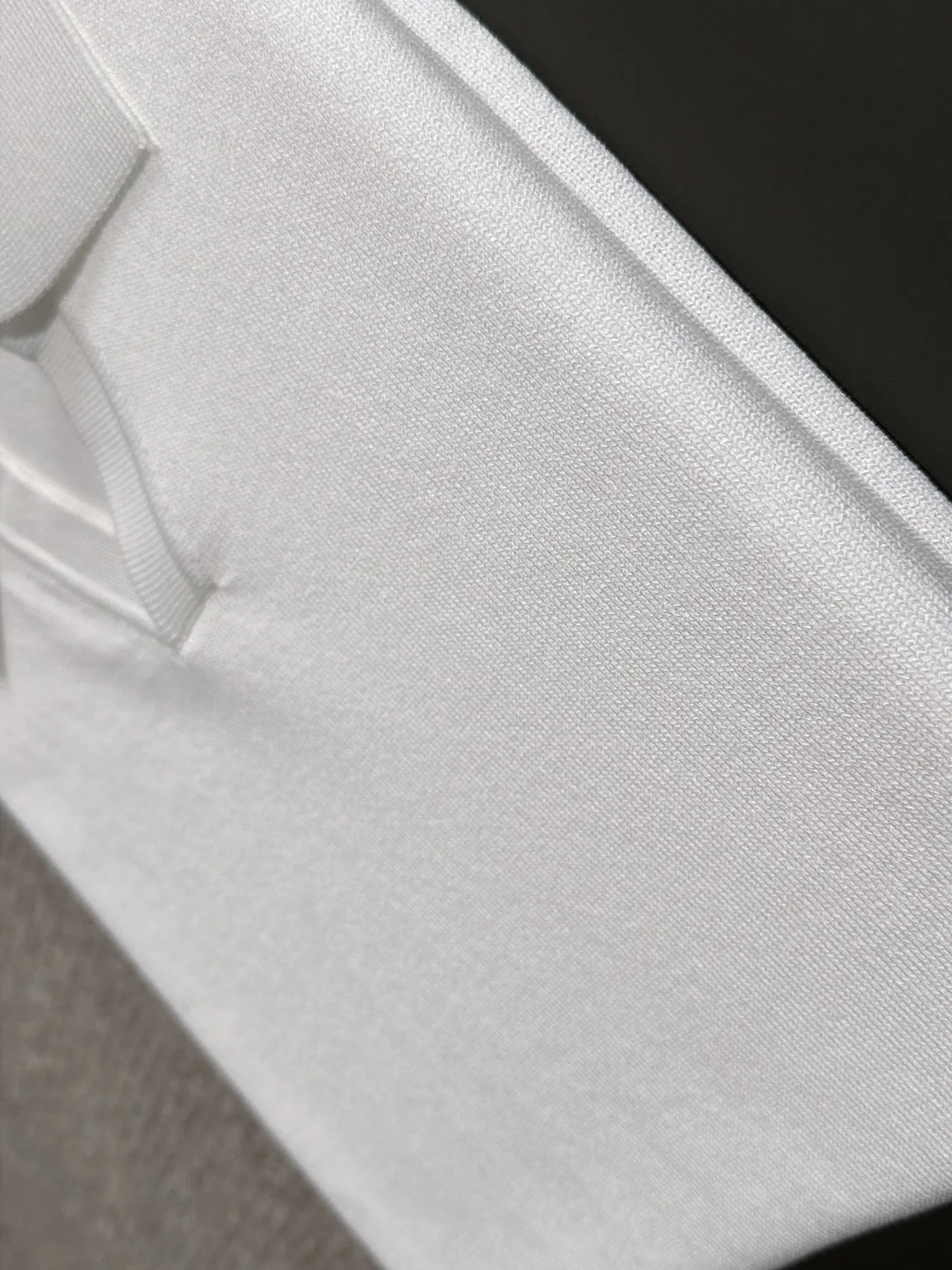 🅿️320 shipped next day, high quality Stone Island 2025 spring and summer new men's lapel short-sleeved T-shirt. Made of combed cotton yarn knitted cotton fabric, pure cotton high-weight special yarn, it feels full when weighed, and the upper body is more textured than ordinary T-shirts. This texture can cope with the weather easily and is suitable for both hot and cold! The pattern on the chest adopts three-dimensional embroidery technology, and is perfectly produced stitch by stitch with reference to the original version! Loose fit design, looks noble. Size: M to XXXL